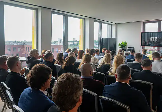 Besucher der BVB-Partnerevents im ATZ-Group-Büro sitzen im Publikum