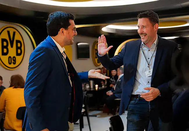 ATZ-Group-CEO Joscha Dünnwald gibt Kunden High Five