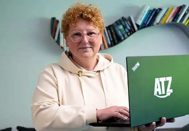 ATZ-Group-Mitarbeiterin, Head of IT, mit Laptop in der Hand