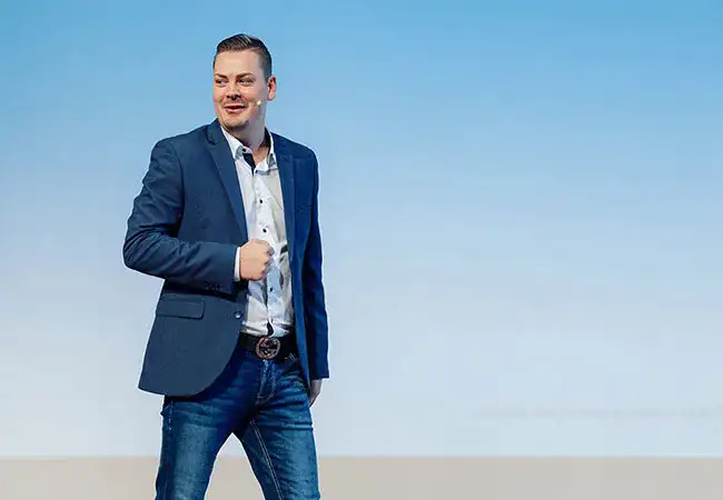 ATZ-Group-Sales-Mitarbeiter mit Lavalier-Mikrofon hält eine Rede