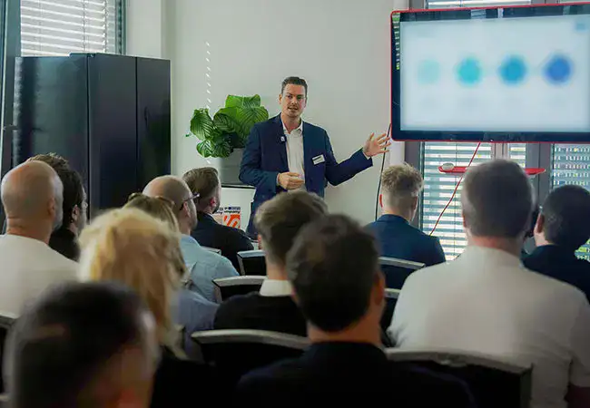 ATZ-Group-Sales-Mitarbeiter hält eine Präsentation vor Publikum