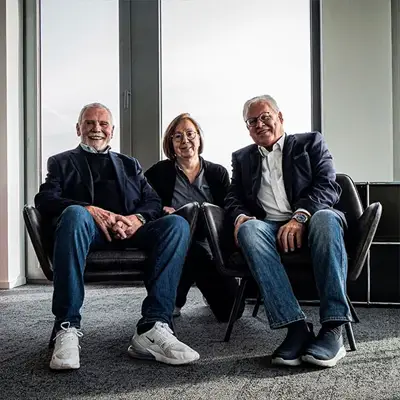 Zwei ATZ-Redakteure im Interview mit Kunden